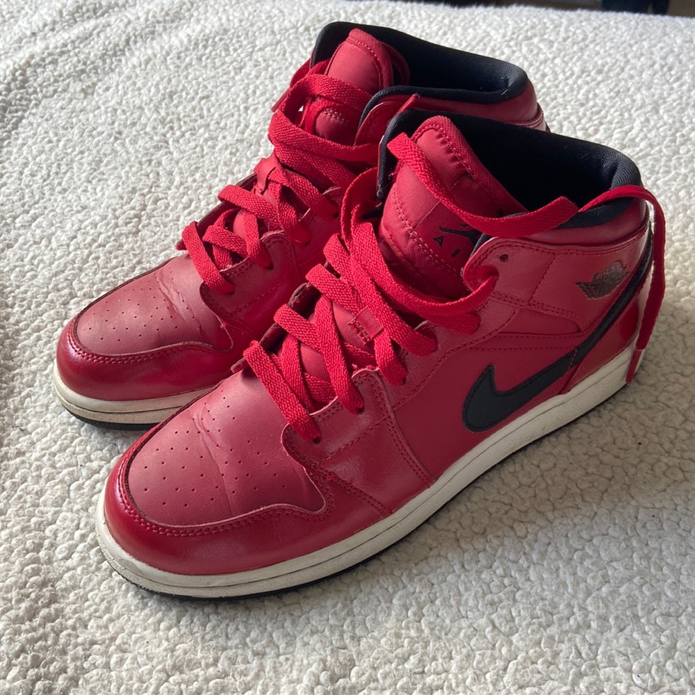 Jordan 1 retro mid gym red patent rare size 7y